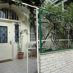 https://art-house-petunia.alltbilisihotels.com